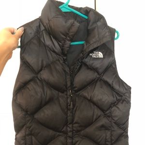 Black north-face vest